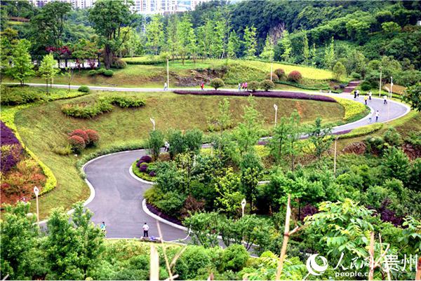 八戒体育“邦际山地旅逛日”户外健身徒步行动正在贵阳举办(图1)