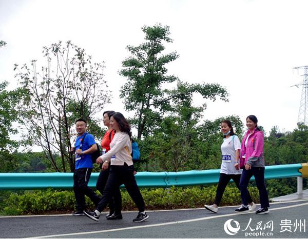 八戒体育“邦际山地旅逛日”户外健身徒步行动正在贵阳举办(图2)