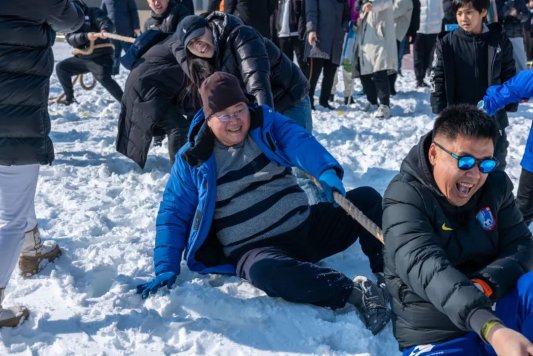 八戒体育“第十届天下公共冰雪季”青岛站暨青岛市第五届冬季全民健身运动会雪上运动会举办(图2)